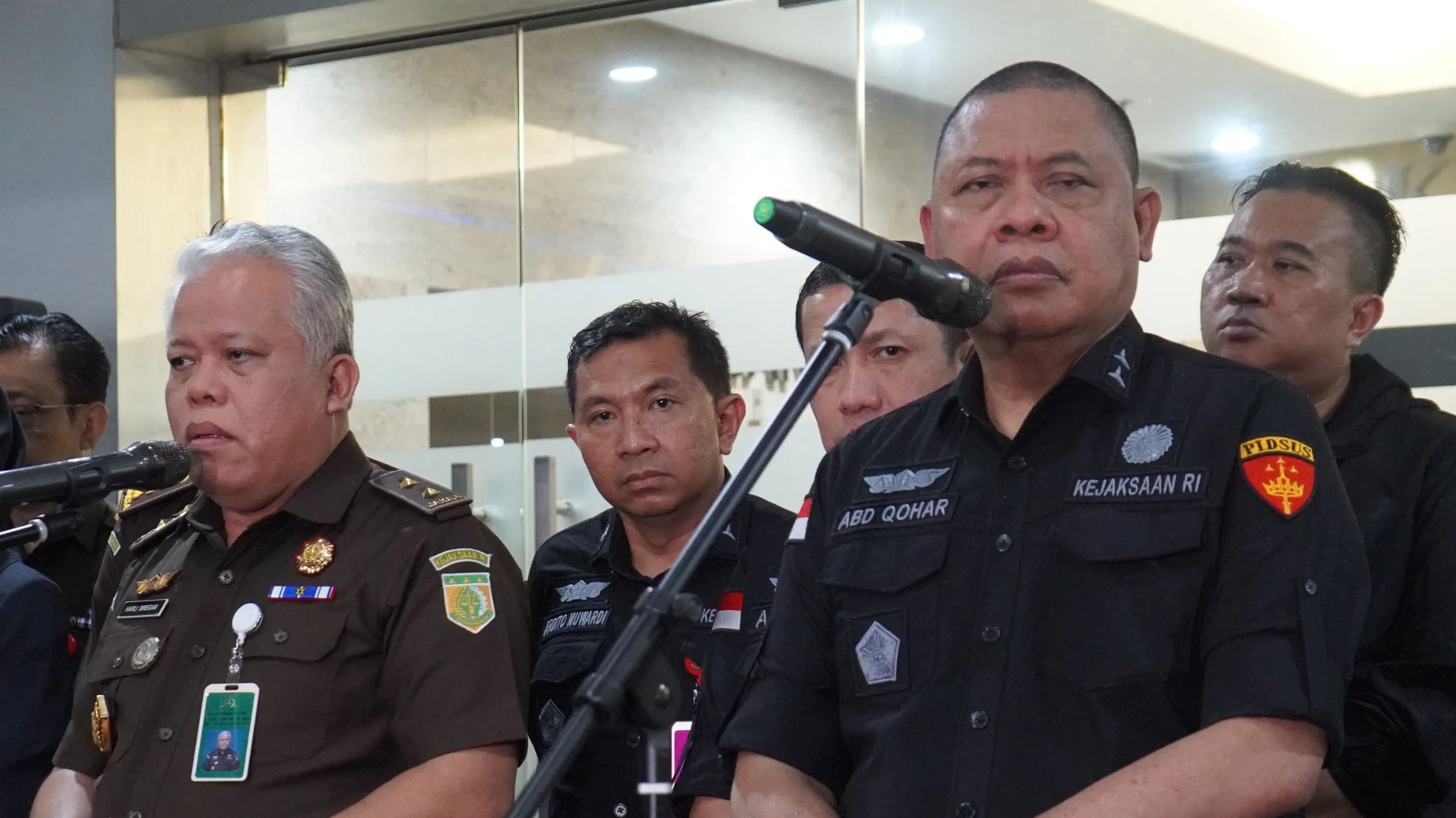 Dirdik JAM PIDSUS Kejaksaan Agung Abdul Qohar (Kanan) didamping Kapuspenkum Harli Siregar